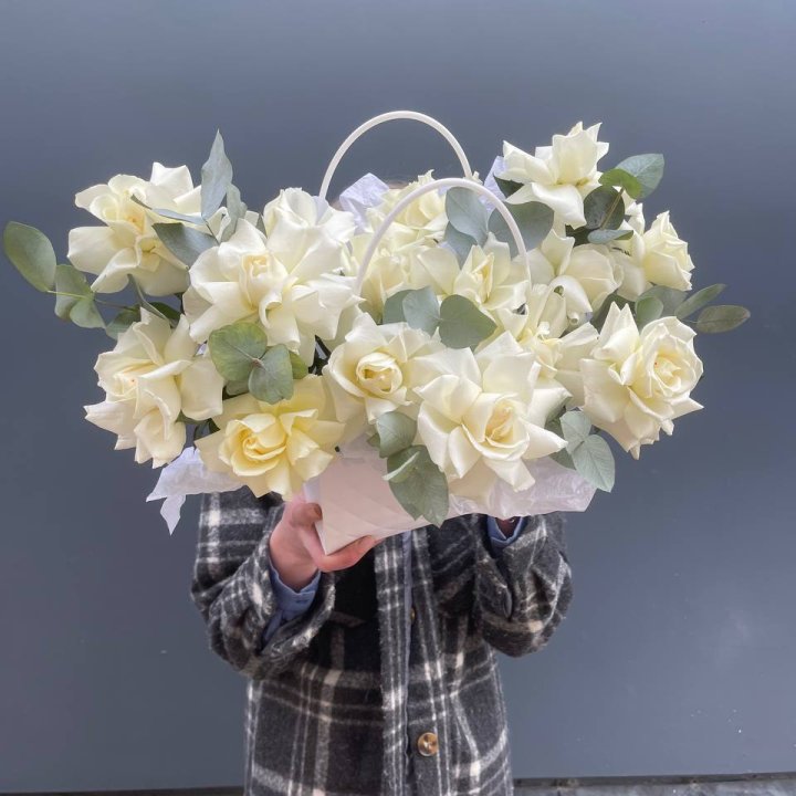 15 белых роз в сумочке в Уфе