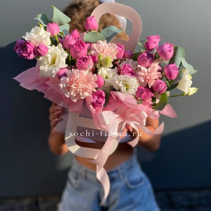 Сумочка с кустовой розой и диантусами в Уфе