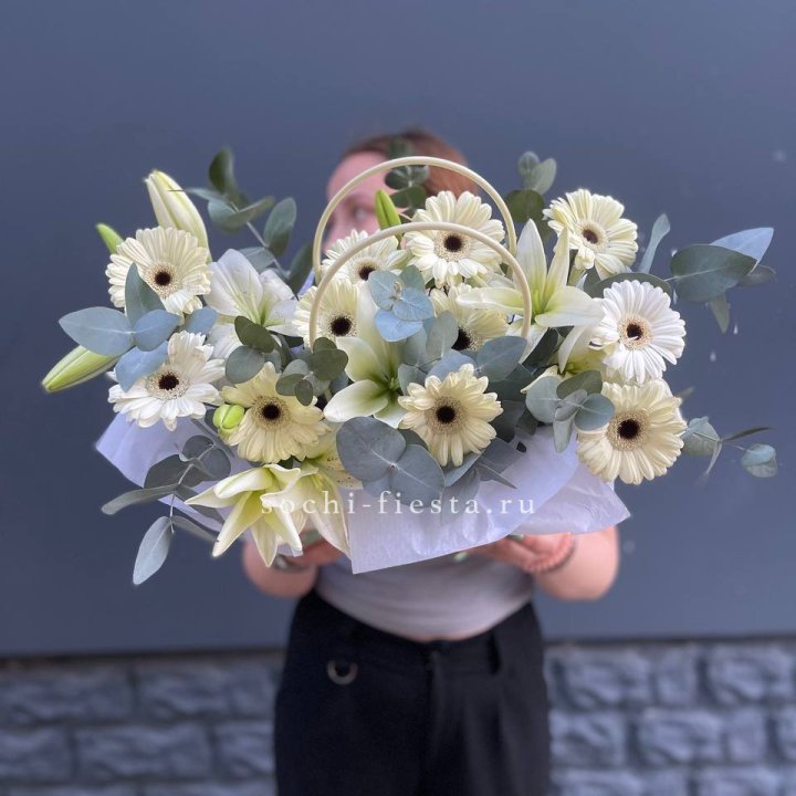Сумочка лилии и герберы в Уфе