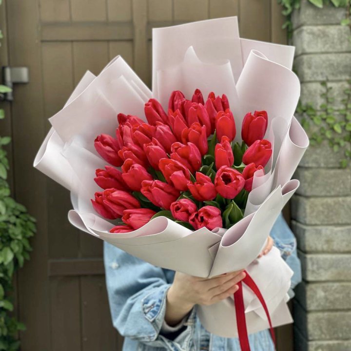 35 красных тюльпанов в Уфе
